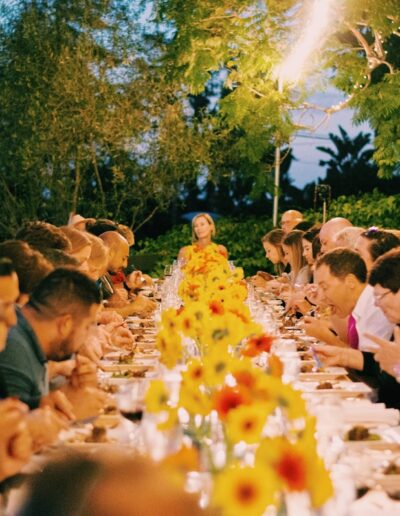 Persone attorno ad un tavolo per una festa privata in villa Puccini