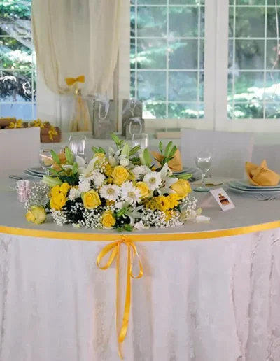 Tavola imbandita per location in villa Puccini, di colore giallo