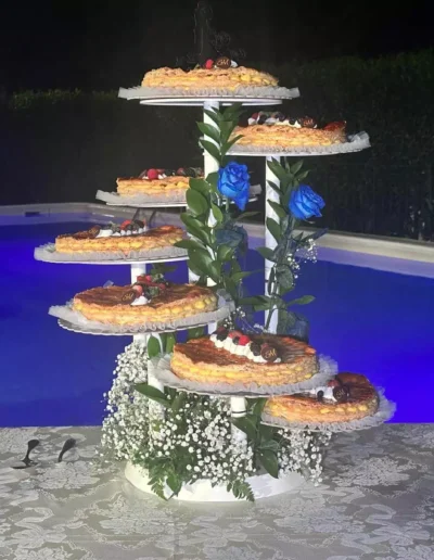 matrimoni a villa Puccini. Vista in primo piano di manicaretti con dietro la piscina con colore blu del suo sfondo