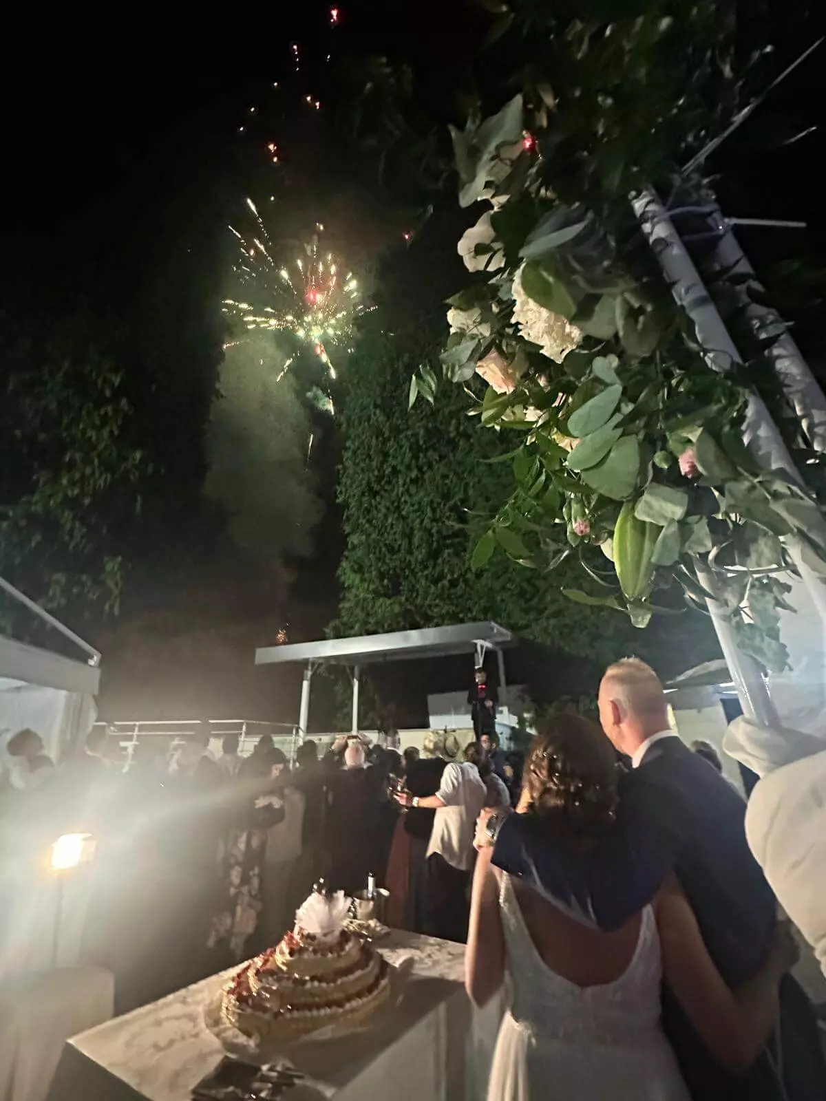 matrimoni Matrimoni a villa Puccini. Coppia di sposi con invitati che guardano i fuochi d'artificio