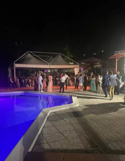 Feste di laurea a Villa Puccini. Piscina di Villa Puccini con invitati intorno
