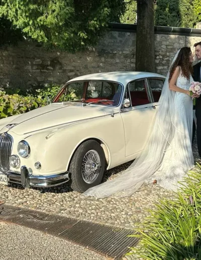 Macchina con i due sposi a fianco