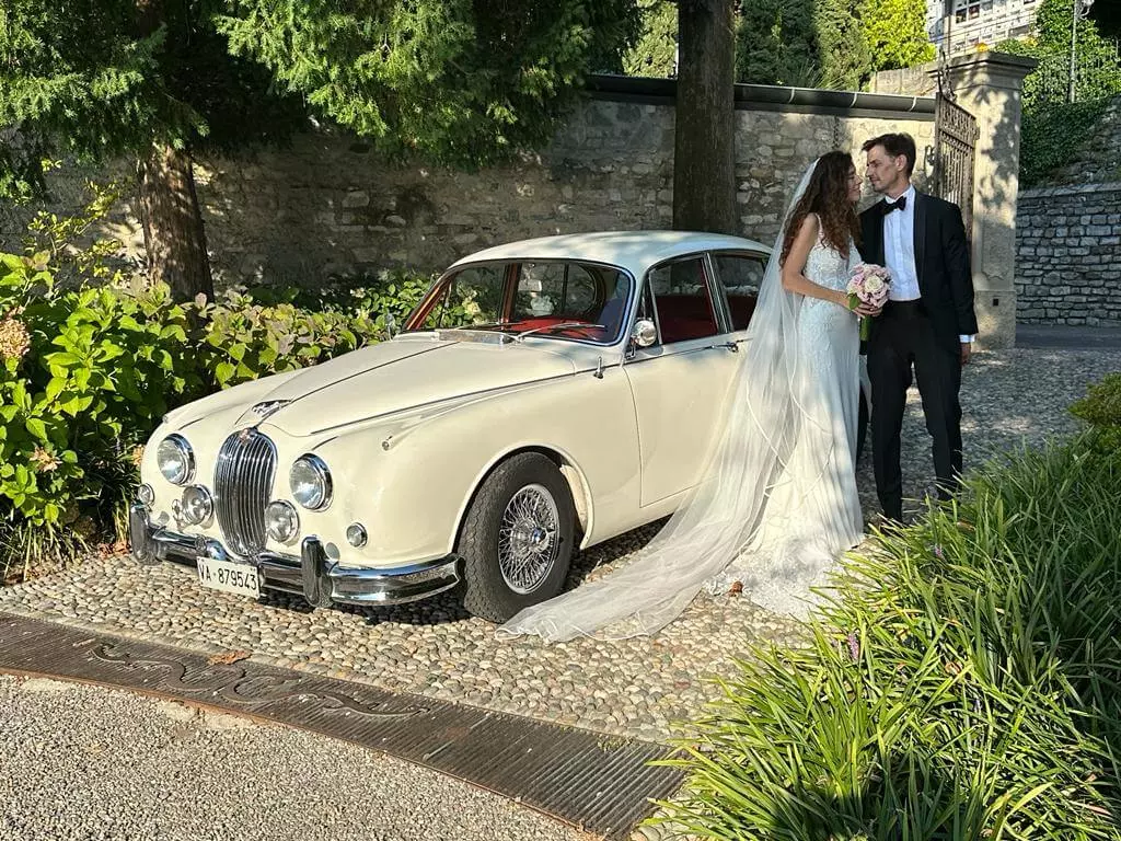 matrimoni-villa-puccini Macchina con i due sposi a fianco