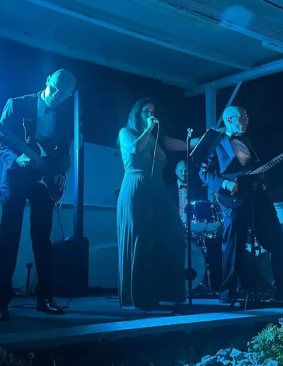 Gruppo musicale in festa a villa Puccini