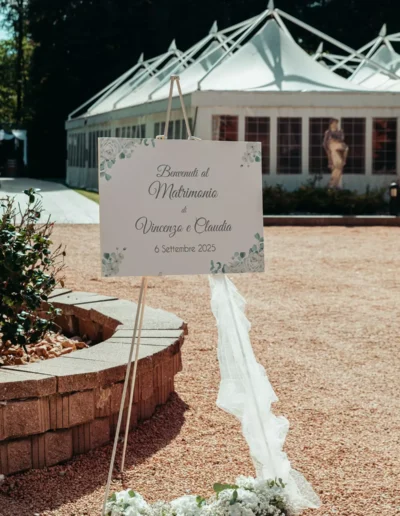 Cartellone con il nome degli sposi esposto nel giardino di Villa Puccini