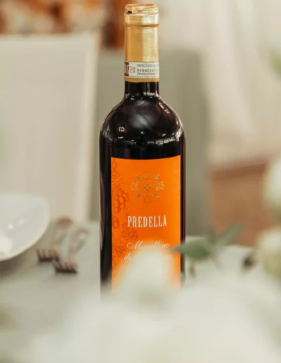 Particolare di bottiglia di vino su un tavolo addobbato