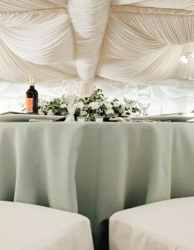 Primo piano di un tavolo in un matrimonio