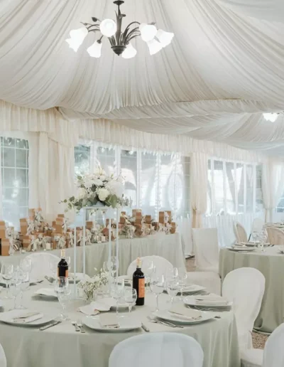 Panoramica sotto il tendone per gli sposalizi