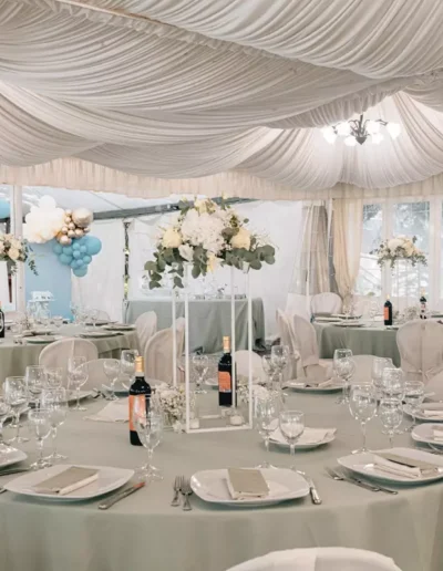 Tavoli imbanditi ed addobbati per un imminente matrimonio