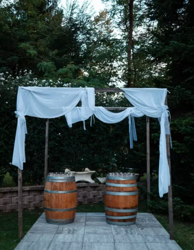 Banchetto con due botti in legno