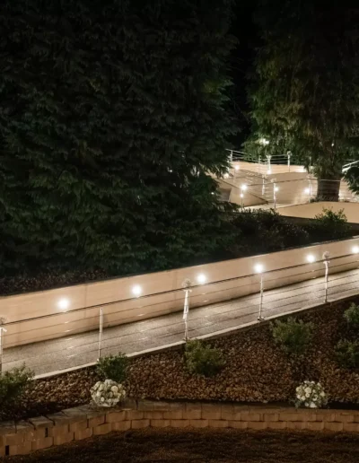 Scivolo illuminato con led di notte che porta al prato superiore di Villa Puccini