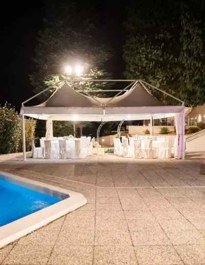 Patio con piscina privata e gazebo