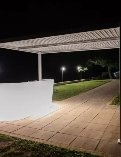 Gazebo con banco di colore bianco illuminato per feste ed eventi particolari