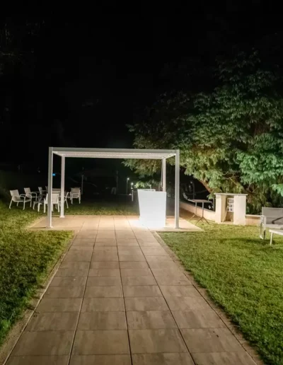 Visione notturna del prato superiore di Villa Puccini con gazebo bianco sullo sfondo