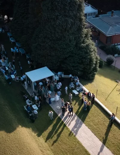 Festa privata vista dall'alto con drone