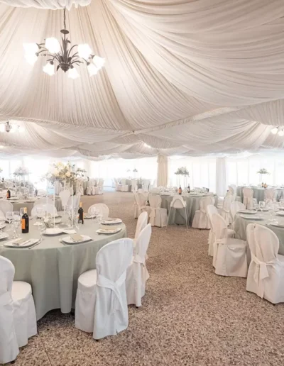 Visione del tendono dove si svolgono i matrimoni con tutti i tavoli imbanditi