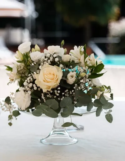 Bouquet di rose bianche su un tavolo di Villa Puccini