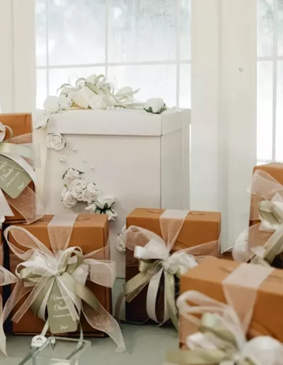 Regali su un tavolo in Villa Puccini