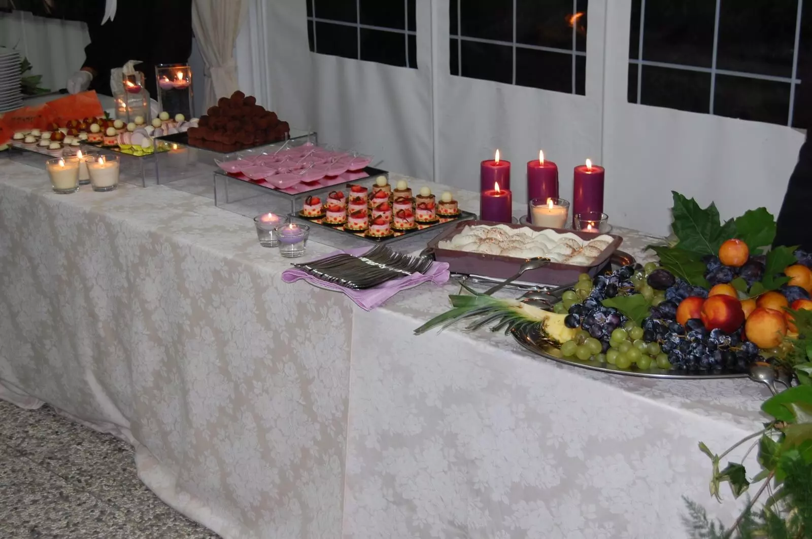 catering-villa-puccini-ai-salici Tavola imbandita con prodotti da mangiare fatti direttamente dalla cucina del ristorante di Villa Puccini ai Salici